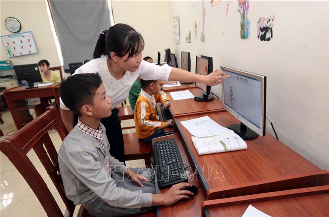 Trong ảnh: Lớp dạy nghề Công nghệ thông tin cho các học sinh khuyết tật tại Trường Phục hồi chức năng và dạy nghề cho người khuyết tật Tiên Lữ. Ảnh: Anh Tuấn – TTXVN