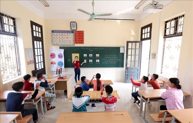 Trong ảnh: Lớp học văn hóa cho học sinh khuyết tật tại Trường Phục hồi chức năng và dạy nghề cho người khuyết tật Tiên Lữ. Ảnh: Anh Tuấn – TTXVN