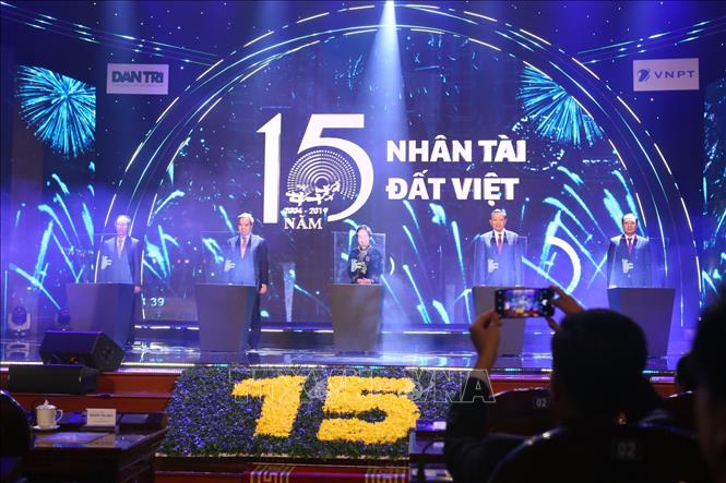 Trong ảnh: Đồng chí Tô Lâm, Ủy viên Bộ Chính trị, Bộ trưởng Bộ Công an và đồng chí Nguyễn Văn Bình, Ủy viên Bộ Chính trị, Bí thư Trung ương Đảng, Trưởng Ban Kinh tế Trung ương và các đại biểu nhấn nút ghi dấu ấn 15 năm Nhân tài Đất Việt. Ảnh: Minh Quyết - TTXVN