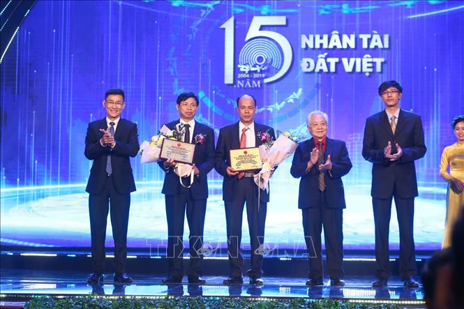 Trong ảnh: Ban tổ chức trao giải cho công trình thuộc lĩnh vực Tự học thành tài. Ảnh: Minh Quyết - TTXVN