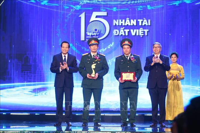 Trong ảnh: Bộ trưởng Bộ Lao động - Thương binh và Xã hội Đào Ngọc Dung trao giải cho cụm công trình thuộc lĩnh vực Khoa học và công nghệ. Ảnh: Minh Quyết - TTXVN
