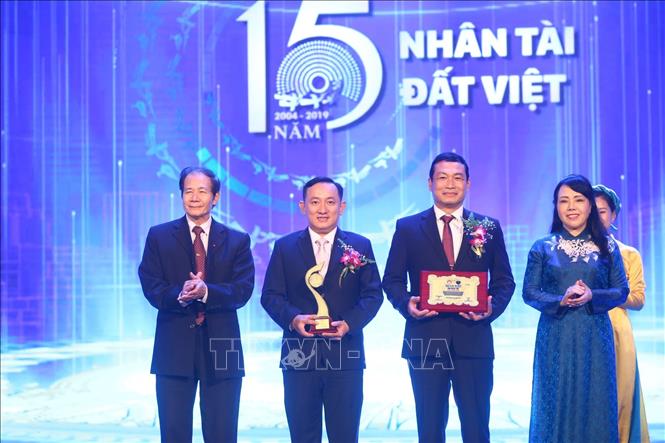 Trong ảnh: Bộ trưởng Bộ Y tế Nguyễn Thị Kim Tiến trao giải Nhì cho cụm công trình thuộc lĩnh vực Y dược. Ảnh: Minh Quyết - TTXVN