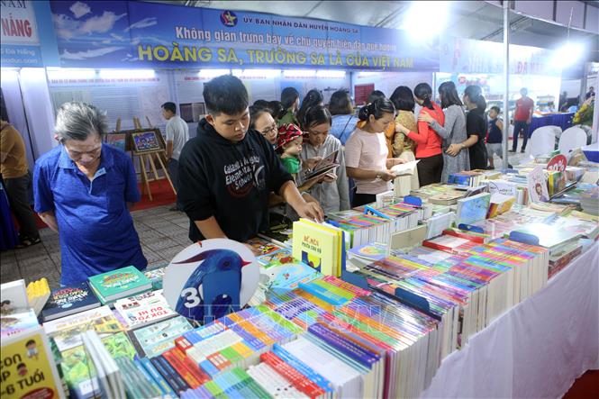 Trong ảnh: Người dân tham quan mua sách tại Hội sách Cẩm Lệ. Ảnh: Trần Lê Lâm - TTXVN