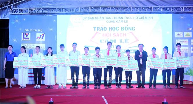 Trong ảnh: Ban tổ chức trao tặng học bổng 