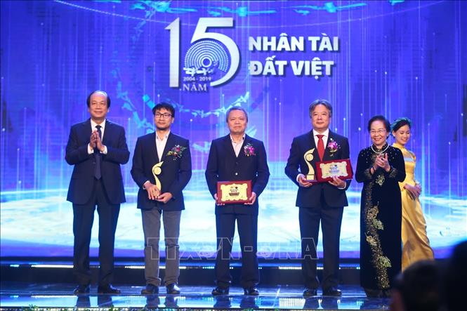 Trong ảnh: Bộ trưởng, Chủ nhiệm Văn phòng Chính phủ Mai Tiến Dũng và nguyên Phó Chủ tịch nước Nguyễn Thị Doan trao giải Nhất cho công trình thuộc lĩnh vực Y dược. Ảnh: Minh Quyết - TTXVN