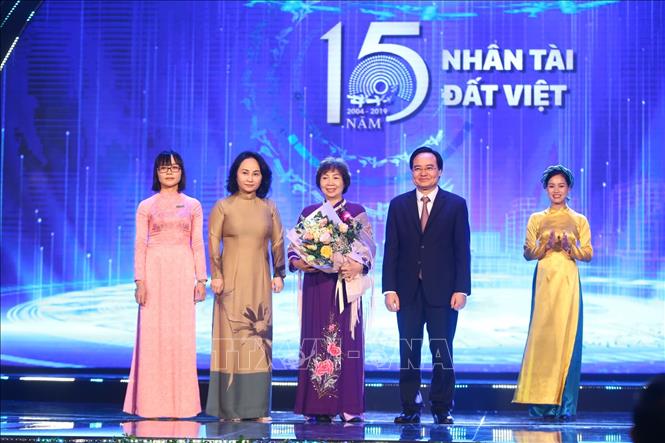 Trong ảnh: Bộ trưởng Bộ Giáo dục và Đào tạo Phùng Xuân Nhạ trao giải cho cụm công trình thuộc lĩnh vực Môi trường. Ảnh: Minh Quyết - TTXVN