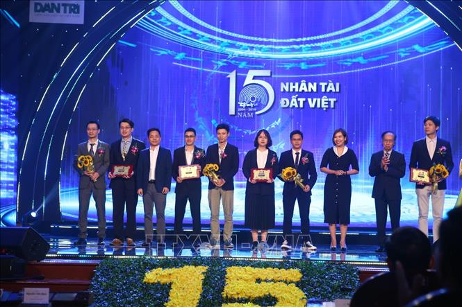 Trong ảnh: Ban tổ chức trao giải Khuyến khích cho cụm công trình thuộc lĩnh vực CNTT. Ảnh: Minh Quyết - TTXVN