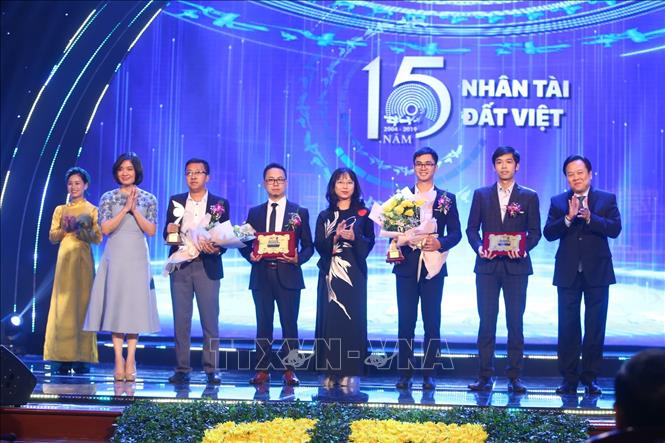 Trong ảnh: Ông Nguyễn Hoàng Anh, Ủy viên Trung ương Đảng, Chủ tịch Ủy ban Quản lý vốn Nhà nước trao giải Ba cho cụm công trình thuộc lĩnh vực CNTT. Ảnh: Minh Quyết - TTXVN