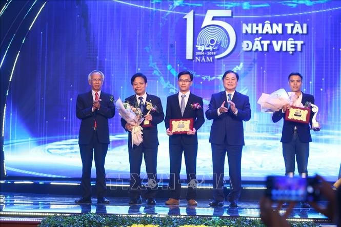 Trong ảnh: Ban tổ chức trao giải Ba cho cụm công trình thuộc lĩnh vực CNTT. Ảnh: Minh Quyết - TTXVN