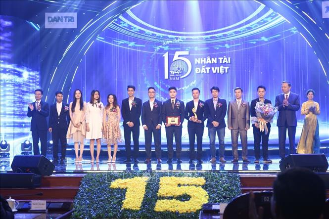 Trong ảnh: Đồng chí Tô Lâm, Uỷ viên Bộ Chính trị, Bộ trưởng Bộ Công an và ông Nguyễn Mạnh Hùng, Bộ trưởng Bộ Thông tin và Truyền thông trao giải Nhất cho cụm công trình thuộc lĩnh vực CNTT. Ảnh: Minh Quyết - TTXVN