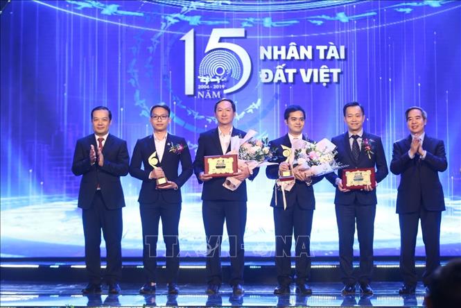 Trong ảnh: Đồng chí Nguyễn Văn Bình, Ủy viên Bộ Chính trị, Bí thư Trung ương Đảng, Trưởng Ban Kinh tế Trung ương và ông Phạm Đức Long, Tổng giám đốc Tập đoàn Bưu chính Viễn thông Việt Nam trao giải Nhì cho cụm công trình thuộc lĩnh vực CNTT. Ảnh: Minh Quyết - TTXVN