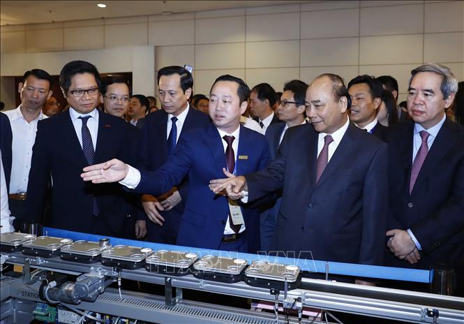 Trong ảnh: Thủ tướng Nguyễn Xuân Phúc tham quan các gian hàng triển lãm tại Diễn đàn Quốc gia nâng tầm kỹ năng lao động Việt Nam. Ảnh: Thống Nhất - TTXVN 