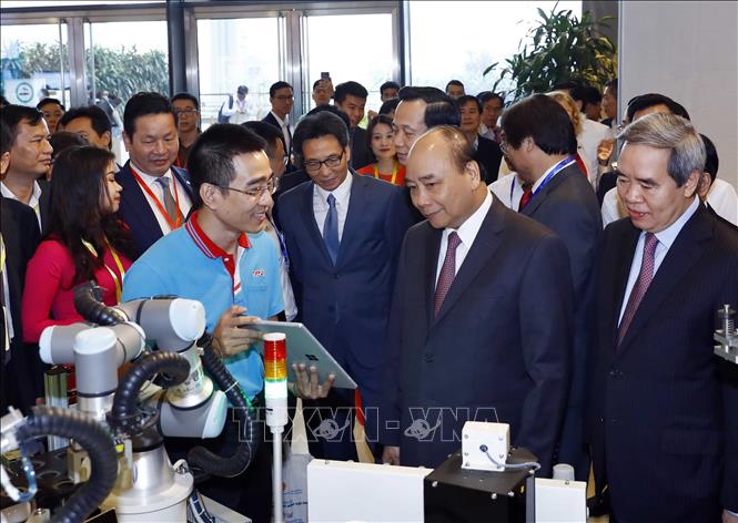 Trong ảnh: Thủ tướng Nguyễn Xuân Phúc tham quan các gian hàng triển lãm tại Diễn đàn Quốc gia nâng tầm kỹ năng lao động Việt Nam. Ảnh: Thống Nhất - TTXVN 