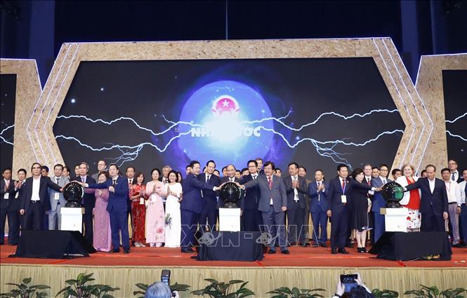 Trong ảnh: Thủ tướng Nguyễn Xuân Phúc và các đại biểu thực hiện nghi thức kết nối Nhà nước - Nhà trường - Doanh nghiệp trong giáo dục nghề nghiệp. Ảnh: Thống Nhất - TTXVN 

