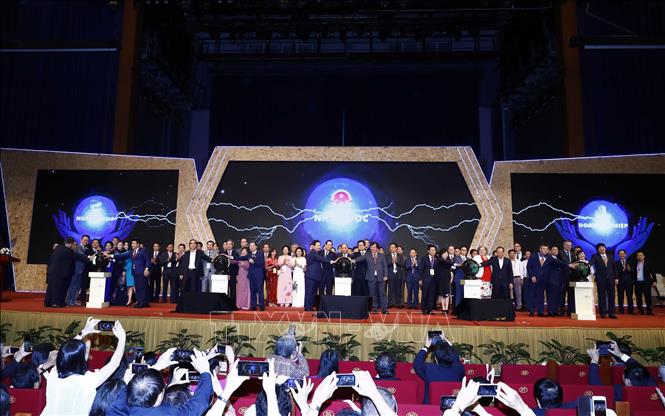 Trong ảnh: Thủ tướng Nguyễn Xuân Phúc và các đại biểu thực hiện nghi thức kết nối Nhà nước - Nhà trường - Doanh nghiệp trong giáo dục nghề nghiệp. Ảnh: Thống Nhất - TTXVN 
