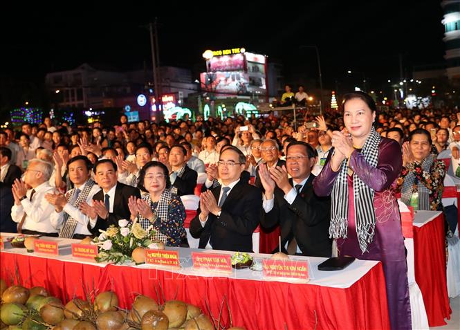 Trong ảnh: Chủ tịch Quốc hội Nguyễn Thị Kim Ngân và các đại biểu dự khai mạc Lễ hội Dừa tỉnh Bến Tre lần thứ V. Ảnh: Trọng Đức - TTXVN