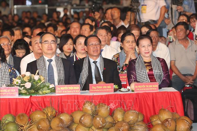 Trong ảnh: Chủ tịch Quốc hội Nguyễn Thị Kim Ngân và các đại biểu dự khai mạc Lễ hội Dừa tỉnh Bến Tre lần thứ V. Ảnh: Trọng Đức - TTXVN