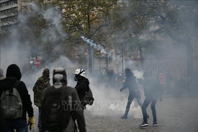 Trong ảnh: Người biểu tình quá khích đụng độ với cảnh sát tại Paris, Pháp, ngày 16/11/2019. Ảnh: AFP/ TTXVN