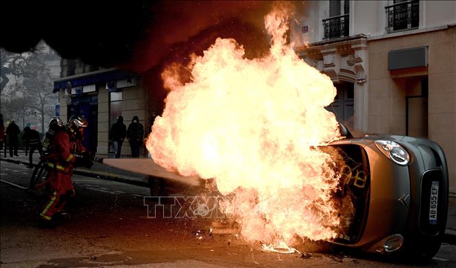 Trong ảnh: Ô tô bị đốt cháy trong cuộc biểu tình 