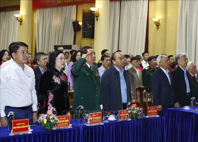 Trong ảnh: Thủ tướng Nguyễn Xuân Phúc và các đại biểu thực hiện nghi thức chào cờ. Ảnh: Thống Nhất - TTXVN 
