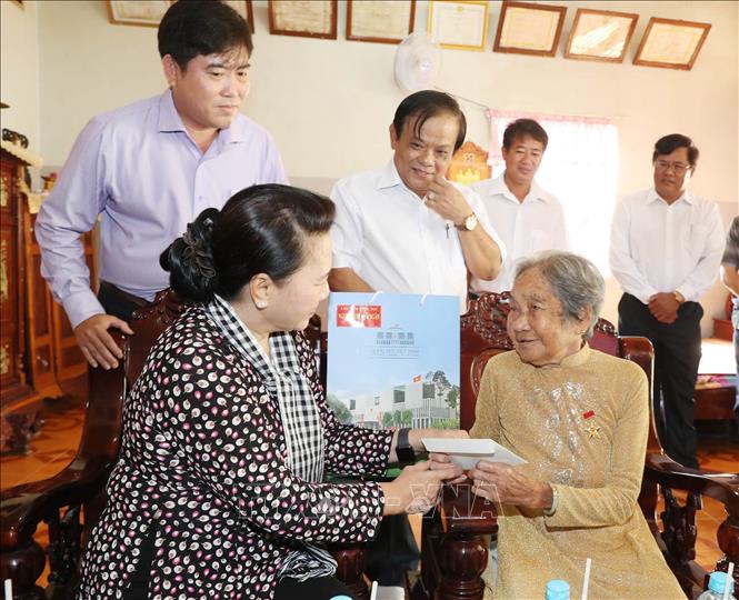Trong ảnh: Chủ tịch Quốc hội Nguyễn Thị Kim Ngân thăm và tặng quà Mẹ Việt Nam Anh hùng Lê Thị Tới ở ấp Chợ, xã Tập Sơn huyện Trà Cú. Ảnh: Trọng Đức - TTXVN