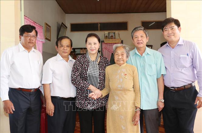 Trong ảnh: Chủ tịch Quốc hội Nguyễn Thị Kim Ngân thăm và tặng quà Mẹ Việt Nam Anh hùng Lê Thị Tới ở ấp Chợ, xã Tập Sơn huyện Trà Cú. Ảnh: Trọng Đức - TTXVN