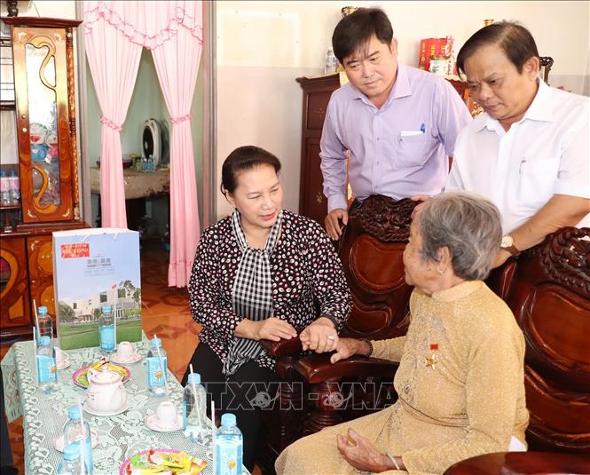 Trong ảnh: Chủ tịch Quốc hội Nguyễn Thị Kim Ngân thăm và tặng quà Mẹ Việt Nam Anh hùng Lê Thị Tới ở ấp Chợ, xã Tập Sơn huyện Trà Cú. Ảnh: Trọng Đức - TTXVN