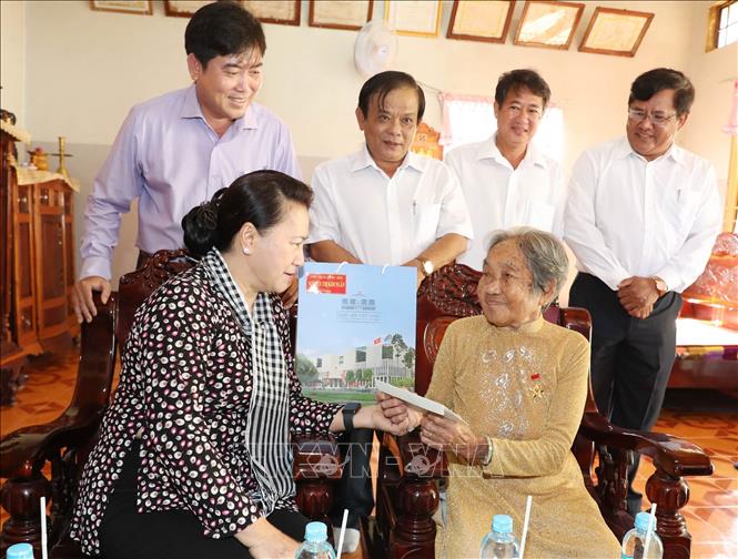 Trong ảnh: Chủ tịch Quốc hội Nguyễn Thị Kim Ngân thăm và tặng quà Mẹ Việt Nam Anh hùng Lê Thị Tới ở ấp Chợ, xã Tập Sơn huyện Trà Cú. Ảnh: Trọng Đức - TTXVN