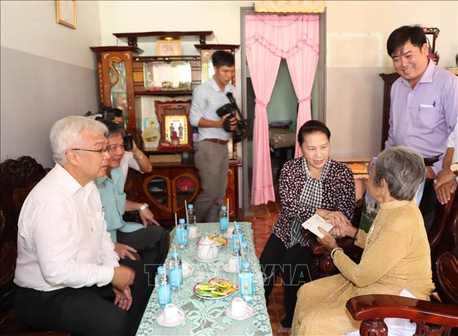 Trong ảnh: Chủ tịch Quốc hội Nguyễn Thị Kim Ngân thăm và tặng quà Mẹ Việt Nam Anh hùng Lê Thị Tới ở ấp Chợ, xã Tập Sơn huyện Trà Cú. Ảnh: Trọng Đức - TTXVN