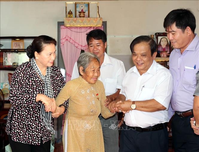 Trong ảnh: Chủ tịch Quốc hội Nguyễn Thị Kim Ngân thăm và tặng quà Mẹ Việt Nam Anh hùng Lê Thị Tới ở ấp Chợ, xã Tập Sơn huyện Trà Cú. Ảnh: Trọng Đức - TTXVN