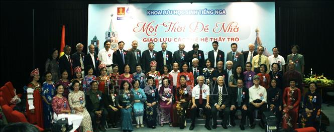 Trong ảnh: Các cựu cán bộ, giảng viên Khoa Lưu học sinh tiếng Nga. Ảnh: Quang Vinh-TTXVN