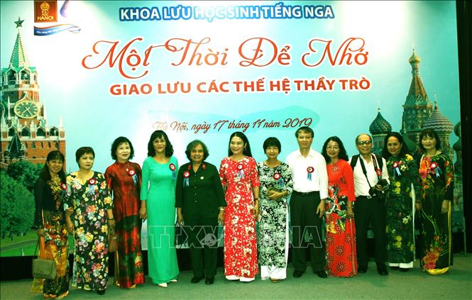 Trong ảnh: Các cựu lưu học sinh tại thành phố Krasnodar (Nga) về thăm thầy, cô giáo cũ. Ảnh: Quang Vinh-TTXVN