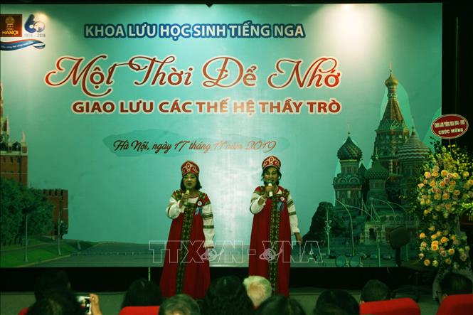 Trong ảnh: Biểu diễn một bài hát tiếng Nga trong ngày gặp mặt. Ảnh: Quang Vinh-TTXVN
