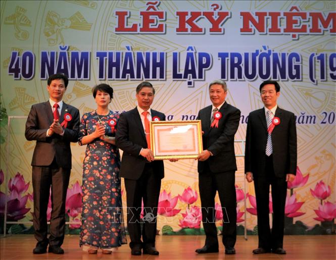 Trong ảnh: PGS. TS Nguyễn Trường Sơn, Thứ trưởng Bộ Y tế trao Bằng khen của Thủ tướng cho tập thể trường Đại học Y Dược Hải Phòng. Ảnh: TTXVN phát 