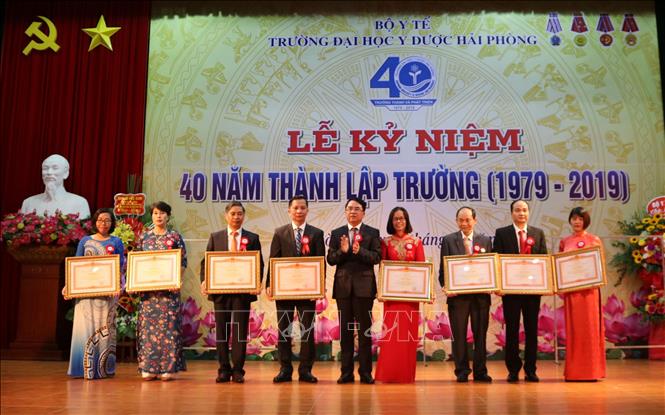 Trong ảnh: Phó Chủ tịch UBND thành phố Hải Phòng Lê Khắc Nam trao thưởng cho các tập thể và cá nhân. Ảnh: TTXVN phát