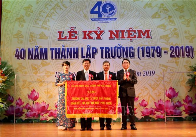 Trong ảnh: Phó Chủ tịch Ủy ban nhân dân thành phố Hải Phòng Lê Khắc Nam trao Cờ thi đua cho Trường Đại học Y Dược Hải Phòng. Ảnh: TTXVN phát