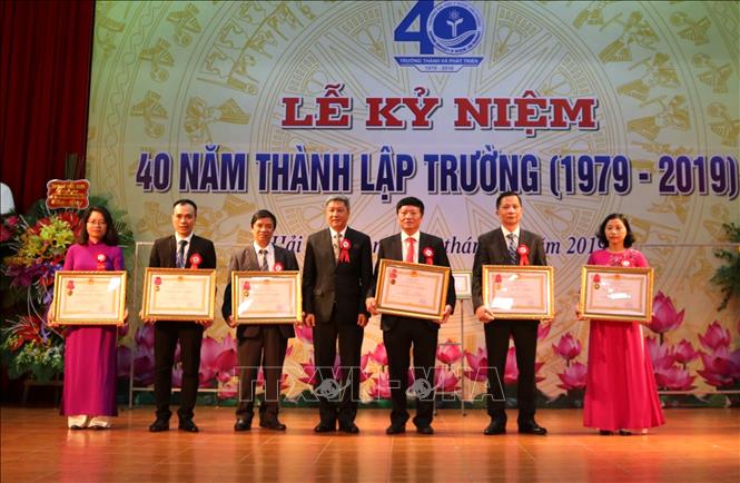Trong ảnh: PGS. TS Nguyễn Trường Sơn, Thứ trưởng Bộ Y tế trao thưởng cho các tập thể, cá nhân. Ảnh: TTXVN phát