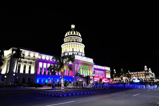 Trong ảnh: Tòa nhà Capitolio – trụ sở Quốc hội Cuba và công trình kiến trục đồ sộ nhất La Habana – trở nên lung linh trong Đại nhạc hội. Ảnh: Lê Hà - TTXVN