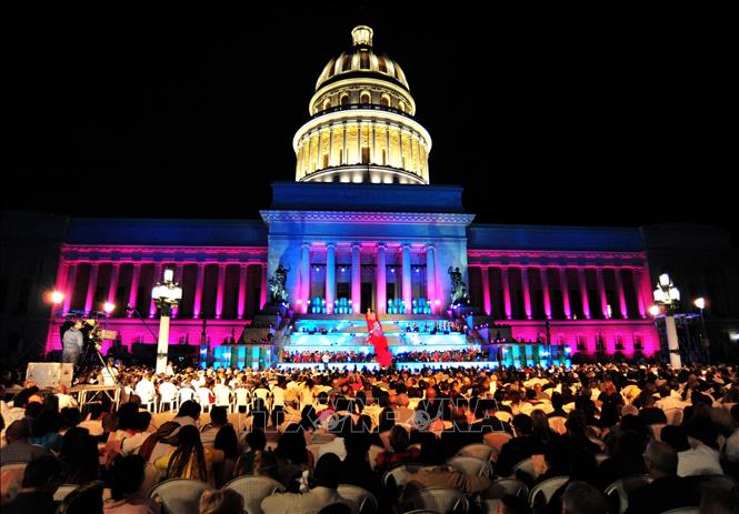 Trong ảnh: Tòa nhà Capitolio – trụ sở Quốc hội Cuba và công trình kiến trục đồ sộ nhất La Habana – trở nên lung linh trong Đại nhạc hội. Ảnh: Lê Hà - TTXVN