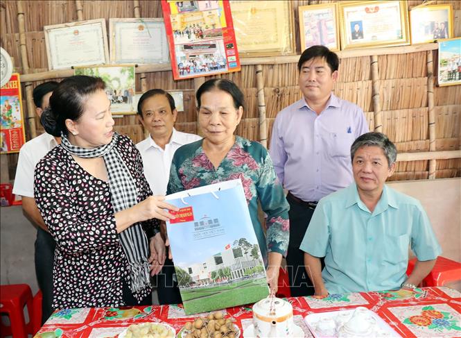 Trong ảnh: Chủ tịch Quốc hội Nguyễn Thị Kim Ngân thăm và tặng quà bà Kim Thị Sông ở ấp Ba Tục A, xã Thanh Sơn huyện Trà Cú trước đây bị địch bắt tù đầy. Ảnh: Trọng Đức - TTXVN