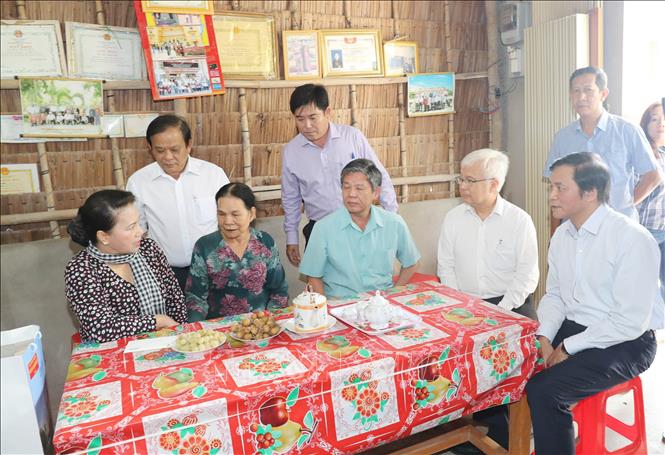Trong ảnh: Chủ tịch Quốc hội Nguyễn Thị Kim Ngân thăm và tặng quà bà Kim Thị Sông ở ấp Ba Tục A, xã Thanh Sơn huyện Trà Cú trước đây bị địch bắt tù đầy. Ảnh: Trọng Đức - TTXVN