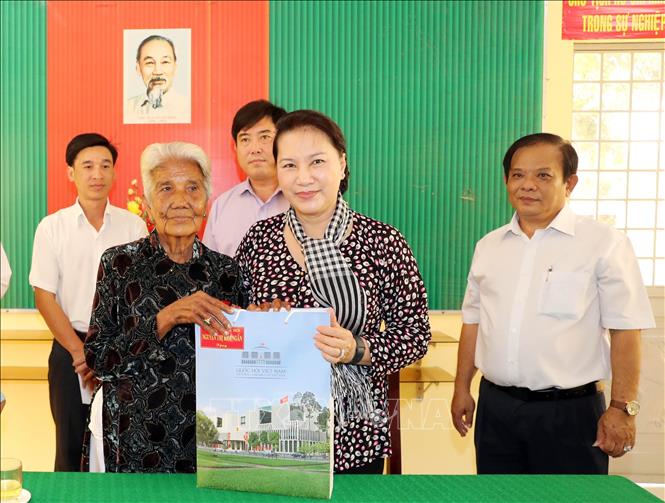 Trong ảnh: Chủ tịch Quốc hội Nguyễn Thị Kim Ngân thăm và tặng quà bà Châu Thị Dĩ (chiến sĩ bị địch bắt tù đầy) ở ấp Ba Tục A xã Thanh Sơn, huyện Trà Cú. Ảnh: Trọng Đức - TTXVN