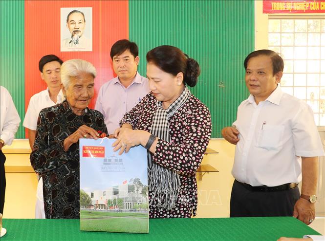 Trong ảnh: Chủ tịch Quốc hội Nguyễn Thị Kim Ngân thăm và tặng quà bà Châu Thị Dĩ (chiến sĩ bị địch bắt tù đầy) ở ấp Ba Tục A xã Thanh Sơn, huyện Trà Cú. Ảnh: Trọng Đức - TTXVN