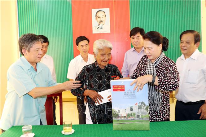 Trong ảnh: Chủ tịch Quốc hội Nguyễn Thị Kim Ngân thăm và tặng quà bà Châu Thị Dĩ (chiến sĩ bị địch bắt tù đầy) ở ấp Ba Tục A xã Thanh Sơn, huyện Trà Cú. Ảnh: Trọng Đức - TTXVN