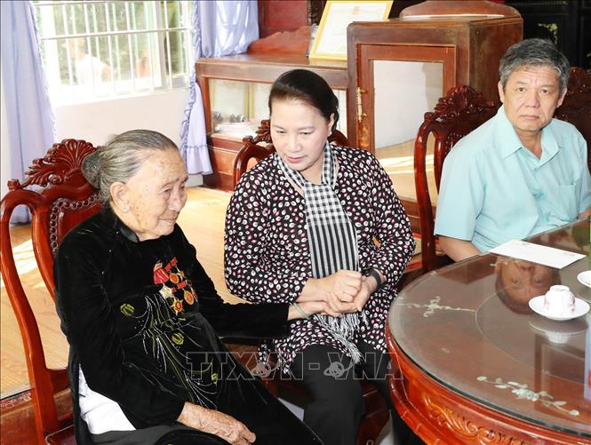 Trong ảnh: Chủ tịch Quốc hội Nguyễn Thị Kim Ngân tặng quà Mẹ Việt Nam Anh hùng Lê Thị Tuyết ở ấp Ba Tục, xã Thanh Sơn huyện Trà Cú. Ảnh: Trọng Đức - TTXVN