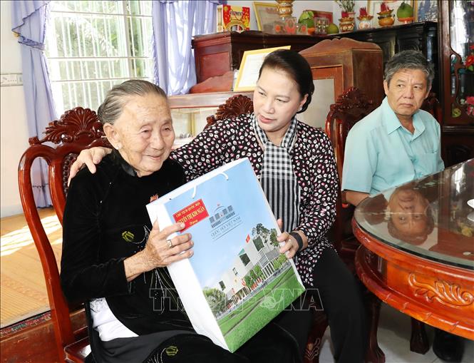 Trong ảnh: Chủ tịch Quốc hội Nguyễn Thị Kim Ngân tặng quà Mẹ Việt Nam Anh hùng Lê Thị Tuyết ở ấp Ba Tục, xã Thanh Sơn huyện Trà Cú. Ảnh: Trọng Đức - TTXVN