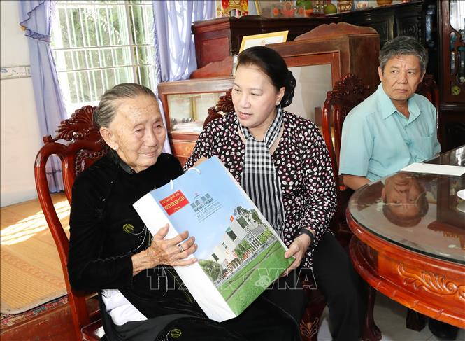 Trong ảnh: Chủ tịch Quốc hội Nguyễn Thị Kim Ngân tặng quà Mẹ Việt Nam Anh hùng Lê Thị Tuyết ở ấp Ba Tục, xã Thanh Sơn huyện Trà Cú. Ảnh: Trọng Đức - TTXVN