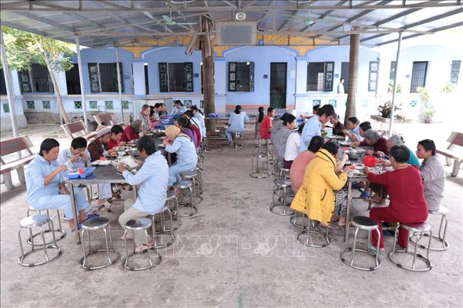 Trong ảnh: Bữa ăn tập trung của các đối tượng tại Trung tâm Điều dưỡng tâm thần kinh Hưng Yên. Ảnh: Anh Tuấn – TTXVN