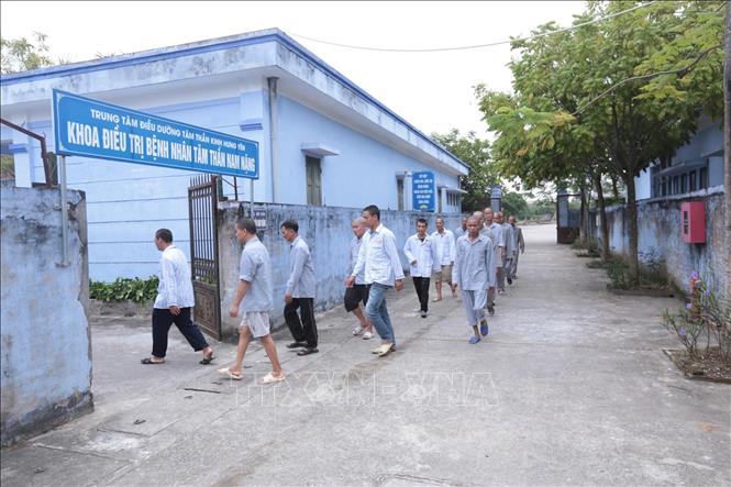 Trong ảnh: Đi bộ trị liệu cho các đối tượng tại Trung tâm Điều dưỡng tâm thần kinh Hưng Yên. Ảnh: Anh Tuấn – TTXVN