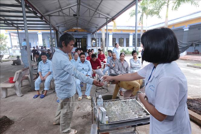 Trong ảnh: Cán bộ Trung tâm Điều dưỡng tâm thần kinh Hưng Yên cho các đối tượng uống thuốc đúng giờ trong ngày. Ảnh: Anh Tuấn – TTXVN